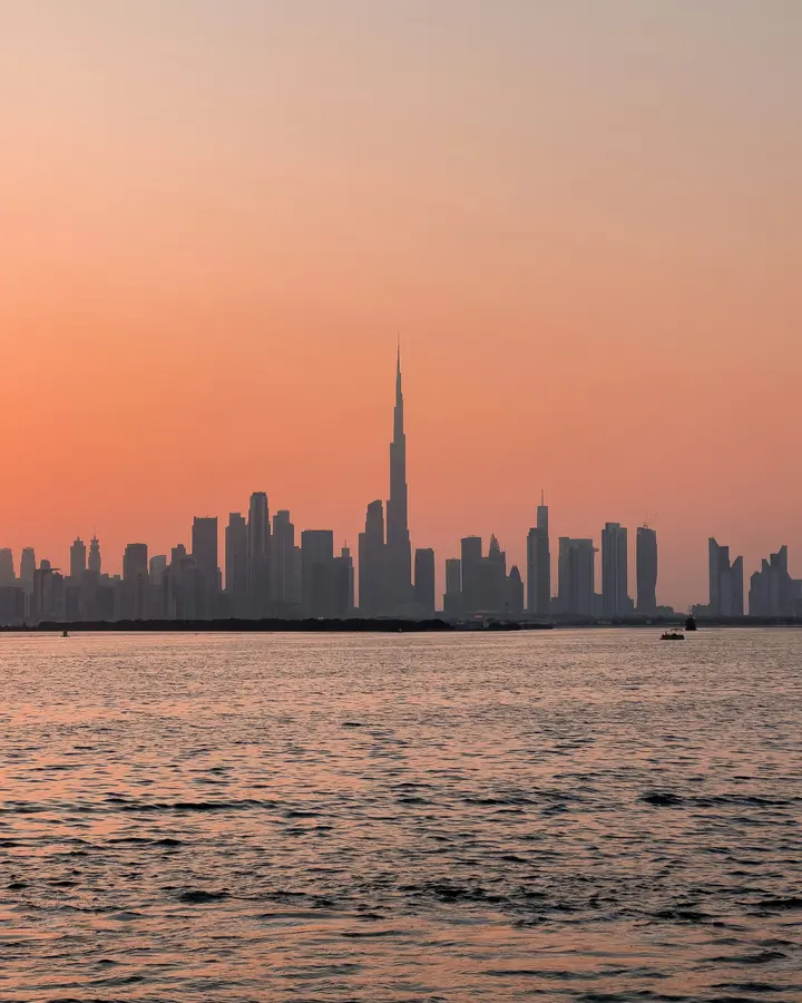 Die Skyline in der Abenddämmerung, vom Ufer aus gesehen