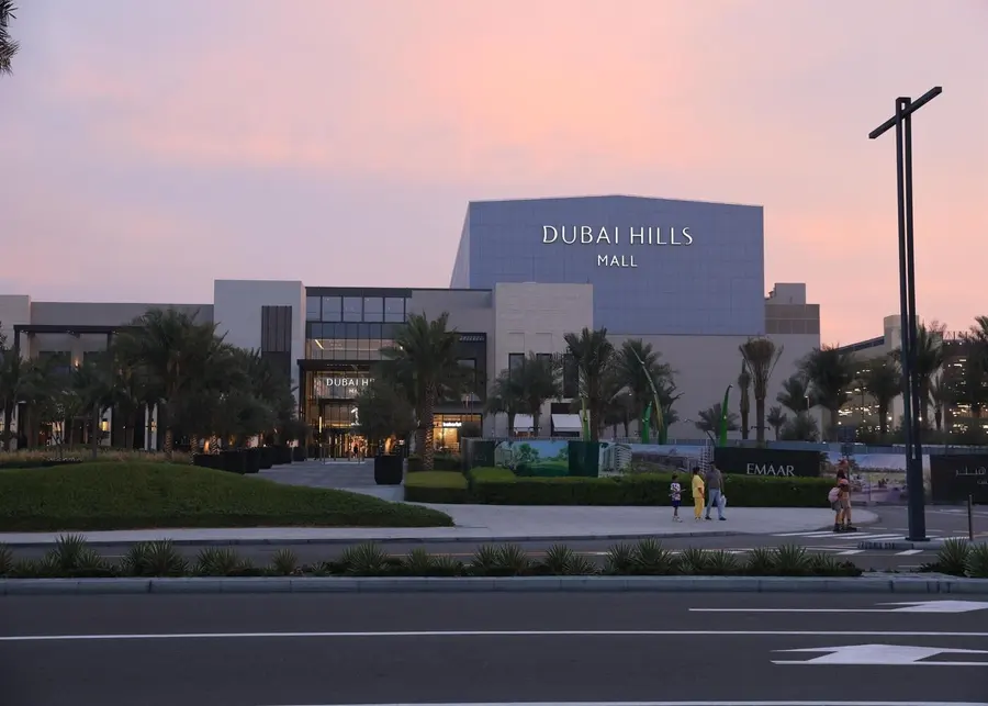 Dubai Hills Mall in der Abenddämmerung
