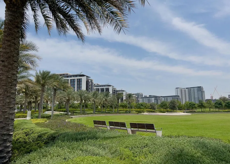 Parklandschaft und niedrige Apartmenthäuser