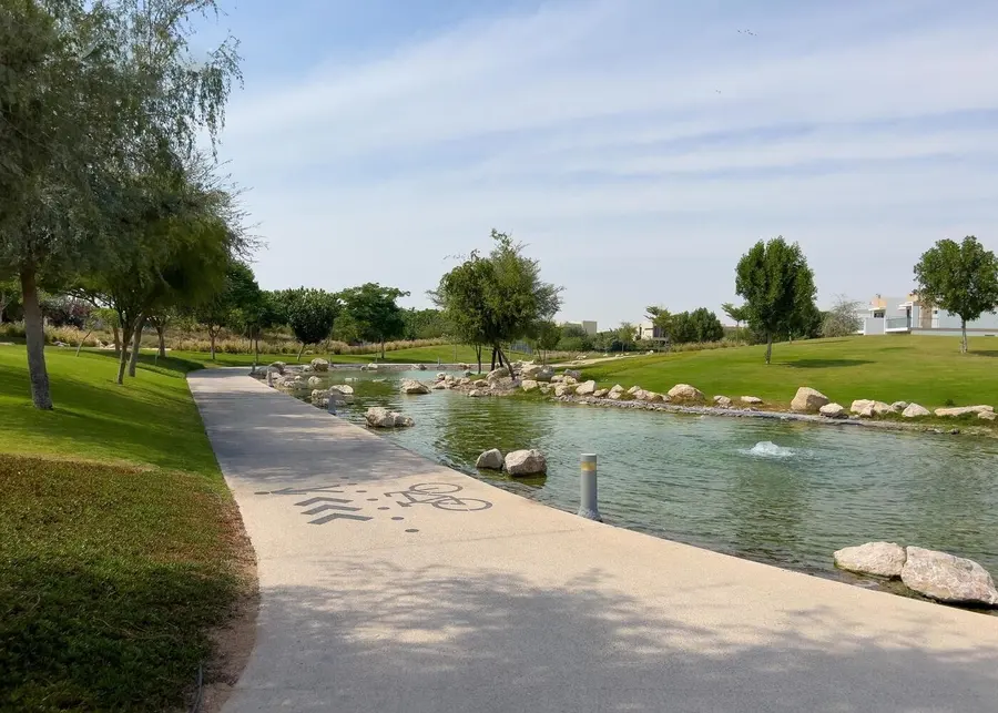 Ein Teich und ein Radweg