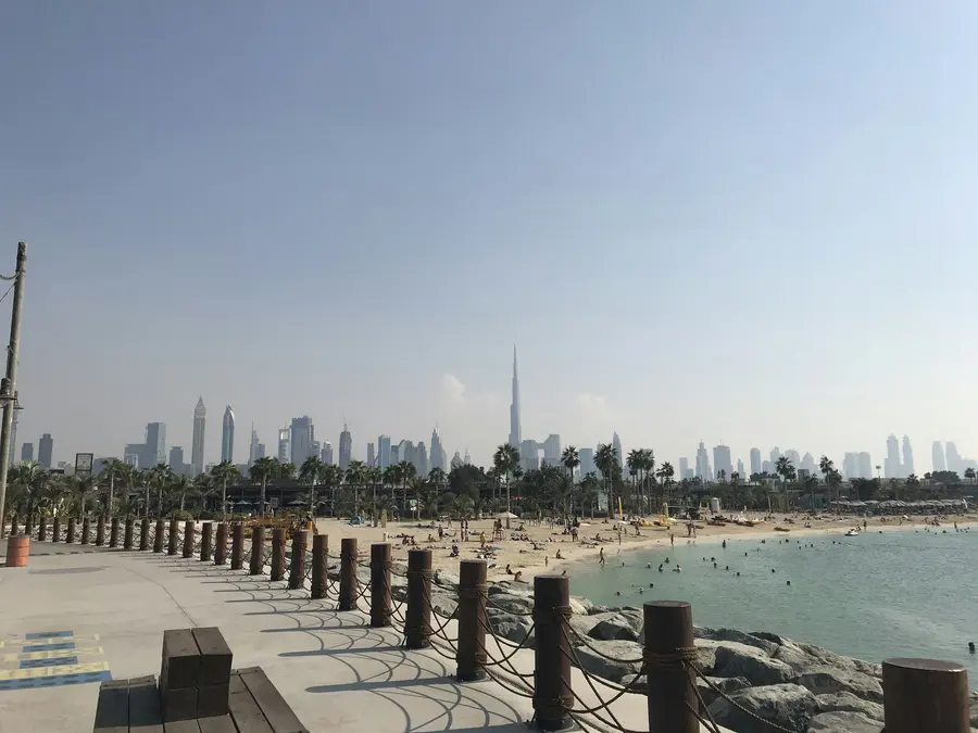 Die Strandpromenade, dahinter die Skyline von Downtown