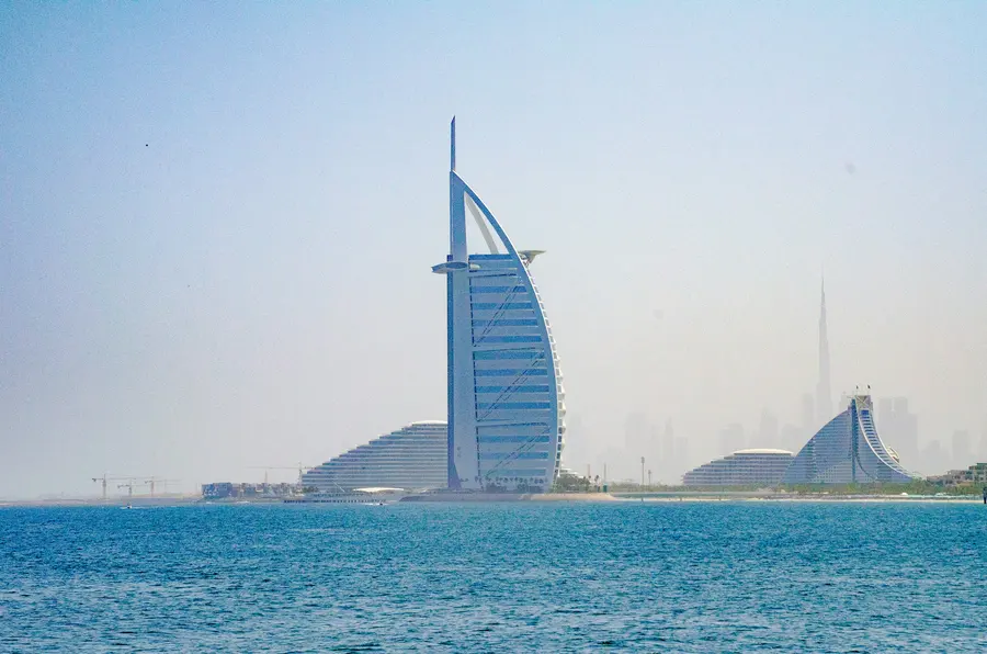 Der Burj Al Arab jenseits des Wassers