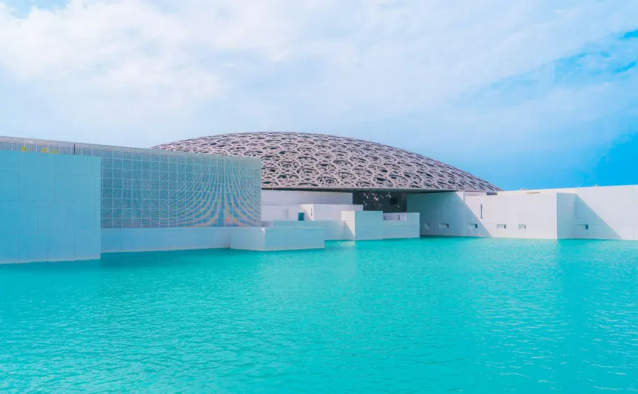O Louvre Abu Dhabi sob um céu azul