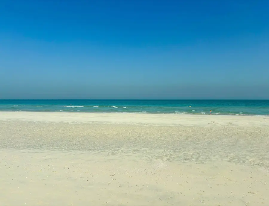 Areia branca e o Golfo turquesa, Saadiyat