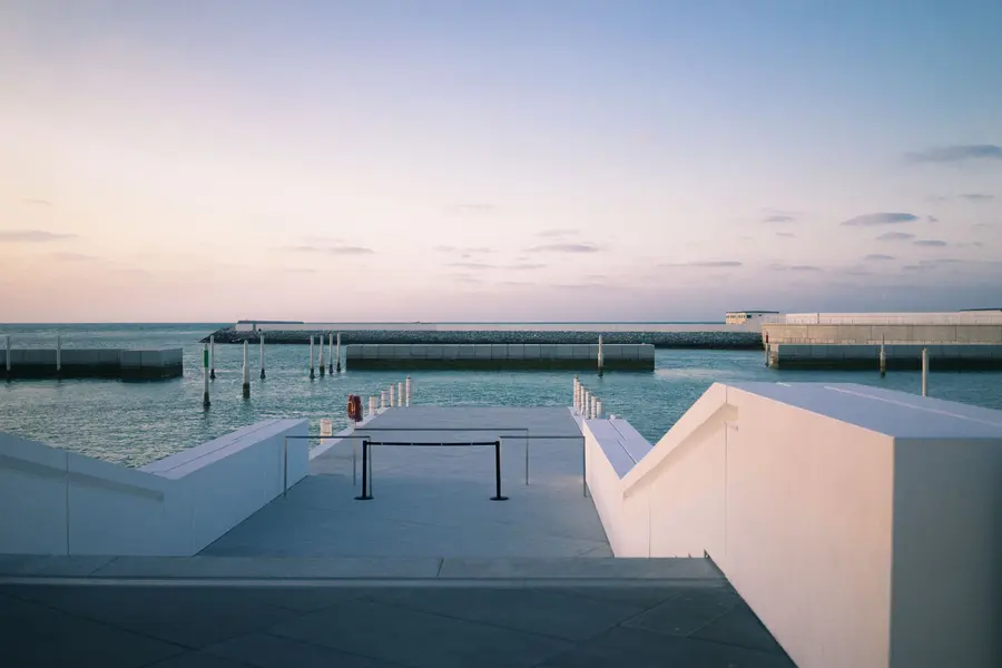 A frente de água do Louvre Abu Dhabi ao anoitecer